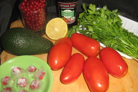 Холодный суп из красной смородины и помидоров с авокадо: шаг 1