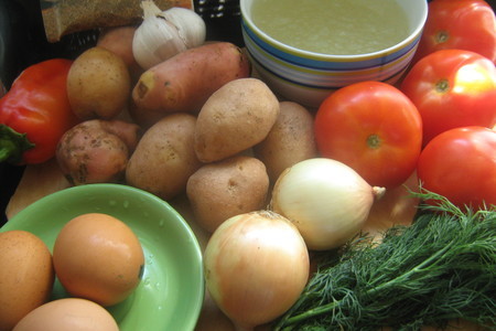 Густой суп с помидорами,картофелем и яйцом.: шаг 1