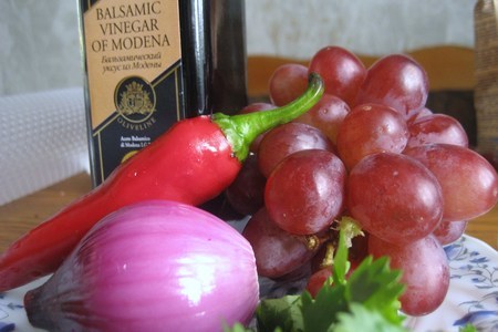 Сальса  из красного винограда на тостах с сыром: шаг 1