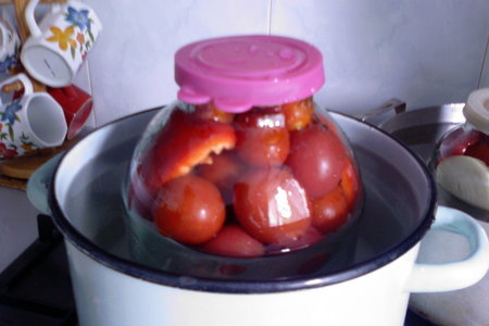 Консервированные помидорчики, да с маринованным лучком: шаг 3