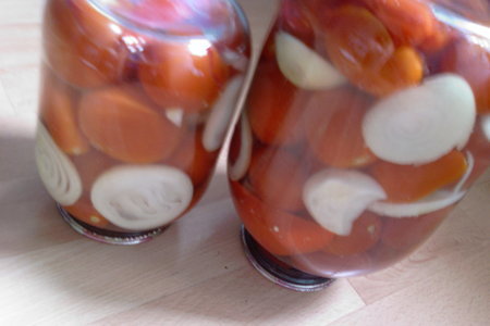 Консервированные помидорчики, да с маринованным лучком: шаг 5