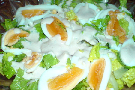 Салат зелёный с варёными яйцами и соусом из тунца: шаг 6