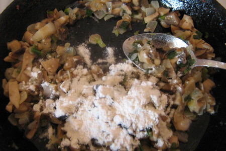 Яйца с рисом,запечённые в соусе из шампиньонов.: шаг 6