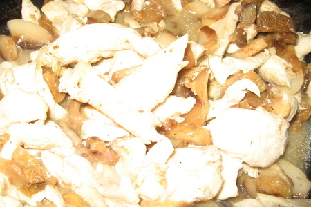 Куриная грудка с лесными грибами в сливочном соусе.: шаг 3