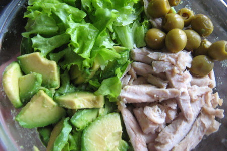 Салат из курицы с авокадо и оливками.: шаг 1