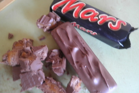 Шоколадный торт с батончиками "марс" без муки и с малиновым соусом: шаг 2