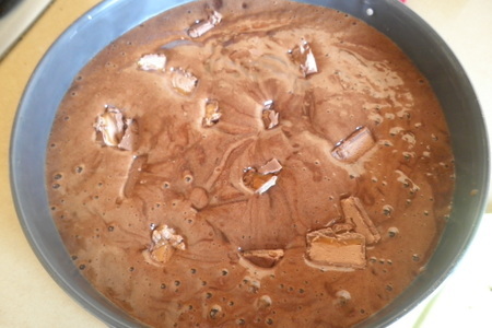 Шоколадный торт с батончиками "марс" без муки и с малиновым соусом: шаг 5