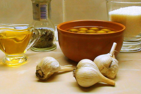 Домашний хлеб на оливковом масле с чесночной пастой и салатом по-испански.: шаг 8