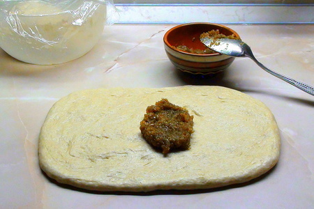 Домашний хлеб на оливковом масле с чесночной пастой и салатом по-испански.: шаг 12