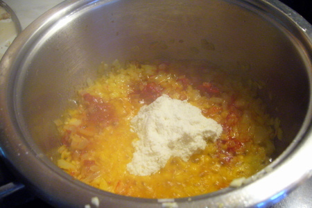 Яйца, запеченные в пикантном томатном соусе: шаг 2