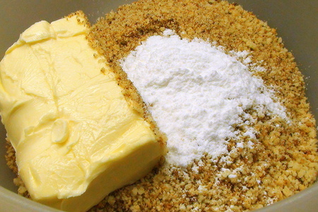 Карамельный, сырно-творожный пирог с розочками из ирисок: шаг 1