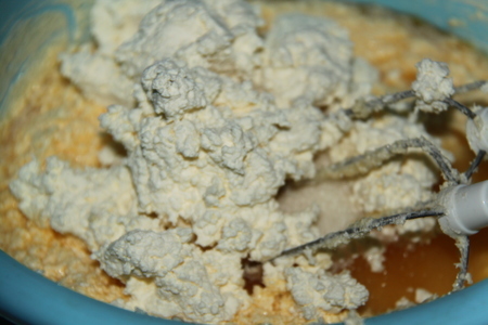 Творожный кексовый пирог с изюмово-грецким насыщением: шаг 2