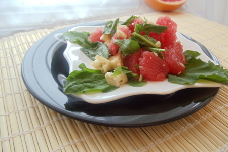 Салат из розового грейпфрута с руколой и сыром (завтрак для себя любимой): шаг 3