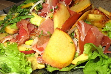 Салат из персиков, авокадо и хамона: шаг 3