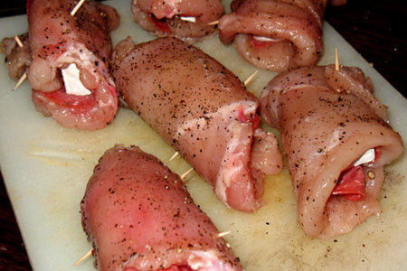 Рулончик из куриной грудки с начинкой из камамбера и салями: шаг 4