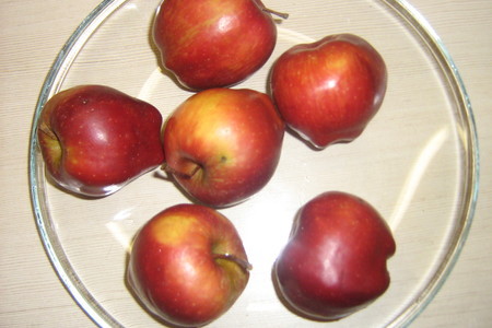 Яблоки на палочках в карамели: шаг 1