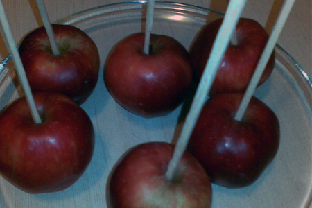 Яблоки на палочках в карамели: шаг 2