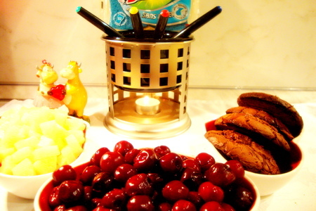 Пикантное мятно-шоколадное фондю с вишнями,шоколадным печеньем и ананасами: шаг 10
