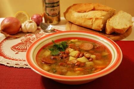 Фасолевый суп с копчёными деревенскими колбасками: шаг 1