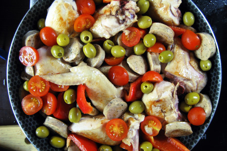 Курица с перцем, черри, оливками и вином: шаг 7