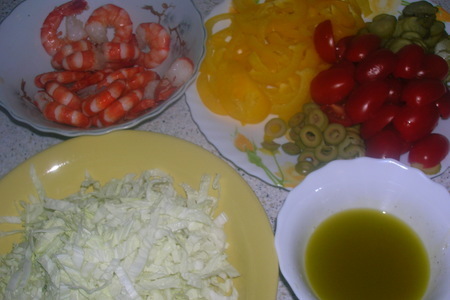 Овощной салат с тигровыми креветками, подаем и поедаем порционно: шаг 3