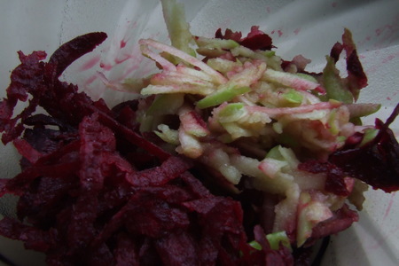 Рулет из сельди на шпажке со свекольно-яблочным салатом: шаг 4