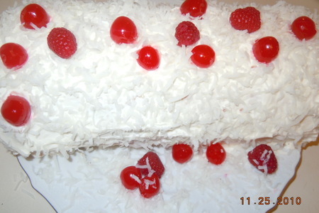 Новогодний торт-рулет ягоды на снегу: шаг 3
