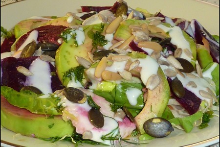 Салат из свеклы, авокадо, моцареллы: шаг 2