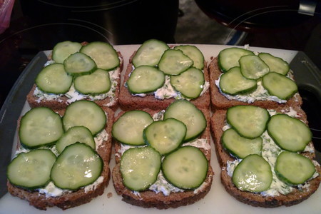 Фото приготовления рецепта: Датский открытый рыбный сэндвич
