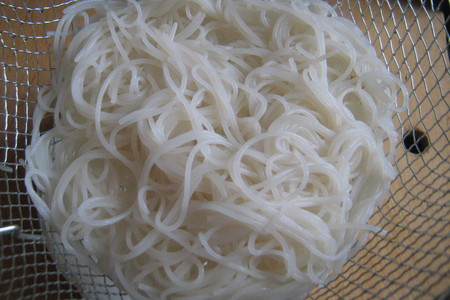 Луковый суп с рисовой лапшой и соевым соусом: шаг 6