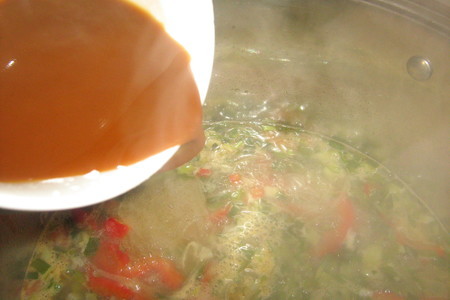 Луковый суп с рисовой лапшой и соевым соусом: шаг 9