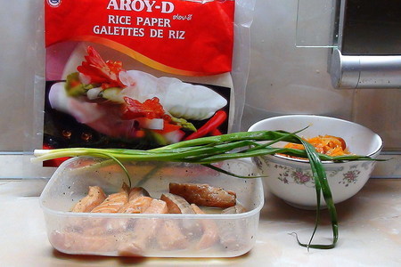 Сёмга с кисло-сладкими овощами в рисовой бумаге. спринг роллы.: шаг 13