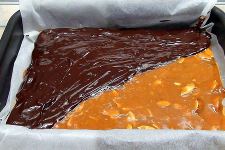 Печенье с ирисками, орехами и шоколадом. в белом и чёрном исполнении.: шаг 8
