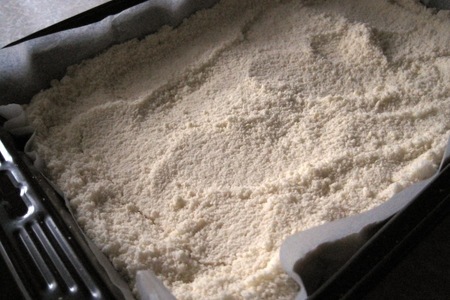 Песочный яблочный пирог с пряной лимонно-медовой заливкой: шаг 1