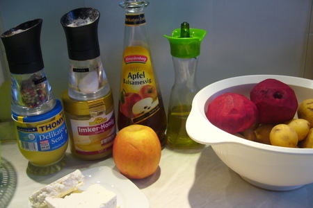 Салат с запеченными и маринованными свеклой и картошкой: шаг 1