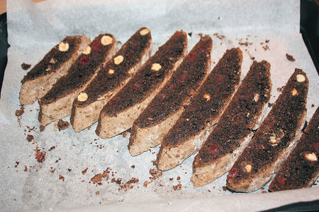 Шоколадные бискотти с фундуком и клюквой: шаг 8