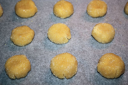 Рассыпчатое печенье с клюквенным джемом «отпечатки» (cranberry thumbprints): шаг 3