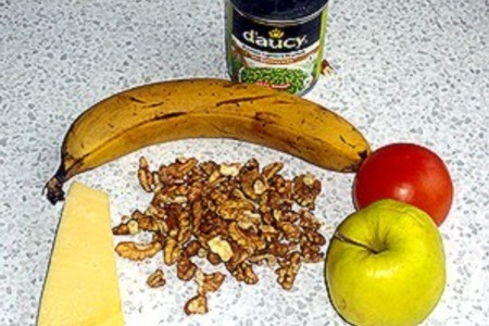 Салат из домашней лапши, яблок и бананов: шаг 5