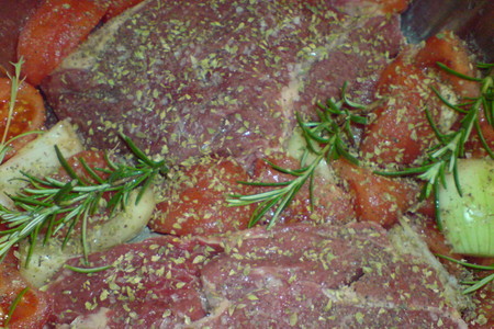 Грудинка говяжья в травках,томлёная с помидорами: шаг 5