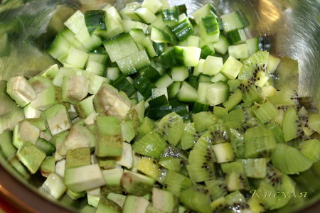 Салат из киви, авокадо и орехов "кедровая ветка": шаг 1
