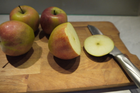 Пикантные печеные яблоки с горгонзолой: шаг 1