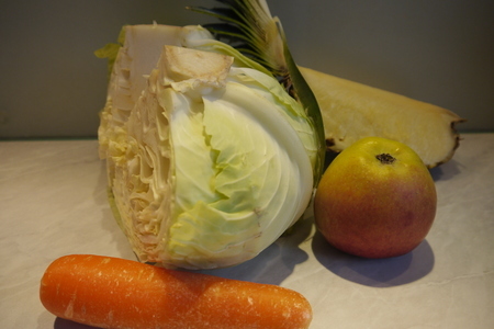 Капустный салат с ананасом, яблоком и морковью: шаг 1