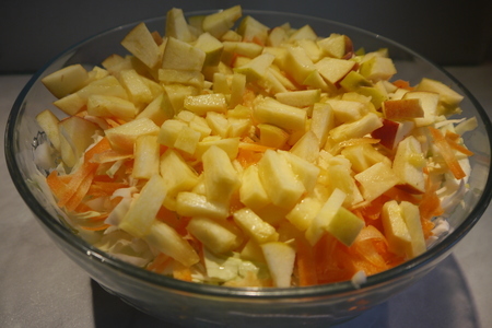 Капустный салат с ананасом, яблоком и морковью: шаг 2