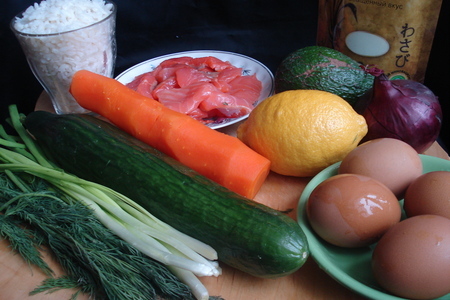 Слоёный салат  с красной рыбой, рисом и овощами: шаг 1