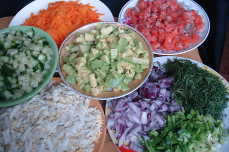 Слоёный салат  с красной рыбой, рисом и овощами: шаг 2