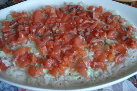 Слоёный салат  с красной рыбой, рисом и овощами: шаг 3
