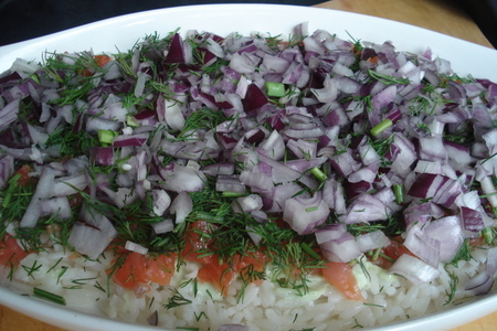 Слоёный салат  с красной рыбой, рисом и овощами: шаг 4