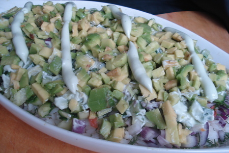 Слоёный салат  с красной рыбой, рисом и овощами: шаг 5