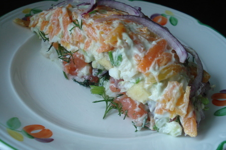Слоёный салат  с красной рыбой, рисом и овощами: шаг 8