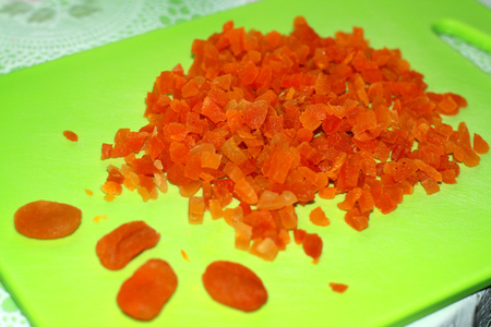 Морковные сырники  с курагой: шаг 2